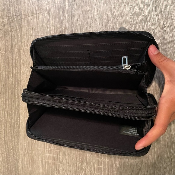 Guess Black Wallet - Picture 8 of 8